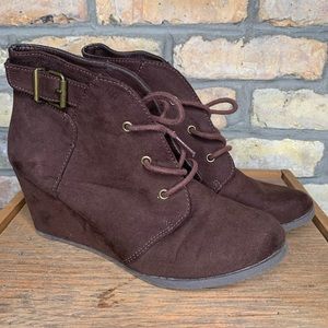 SO ‘Hayride’ Brown Wedge Booties